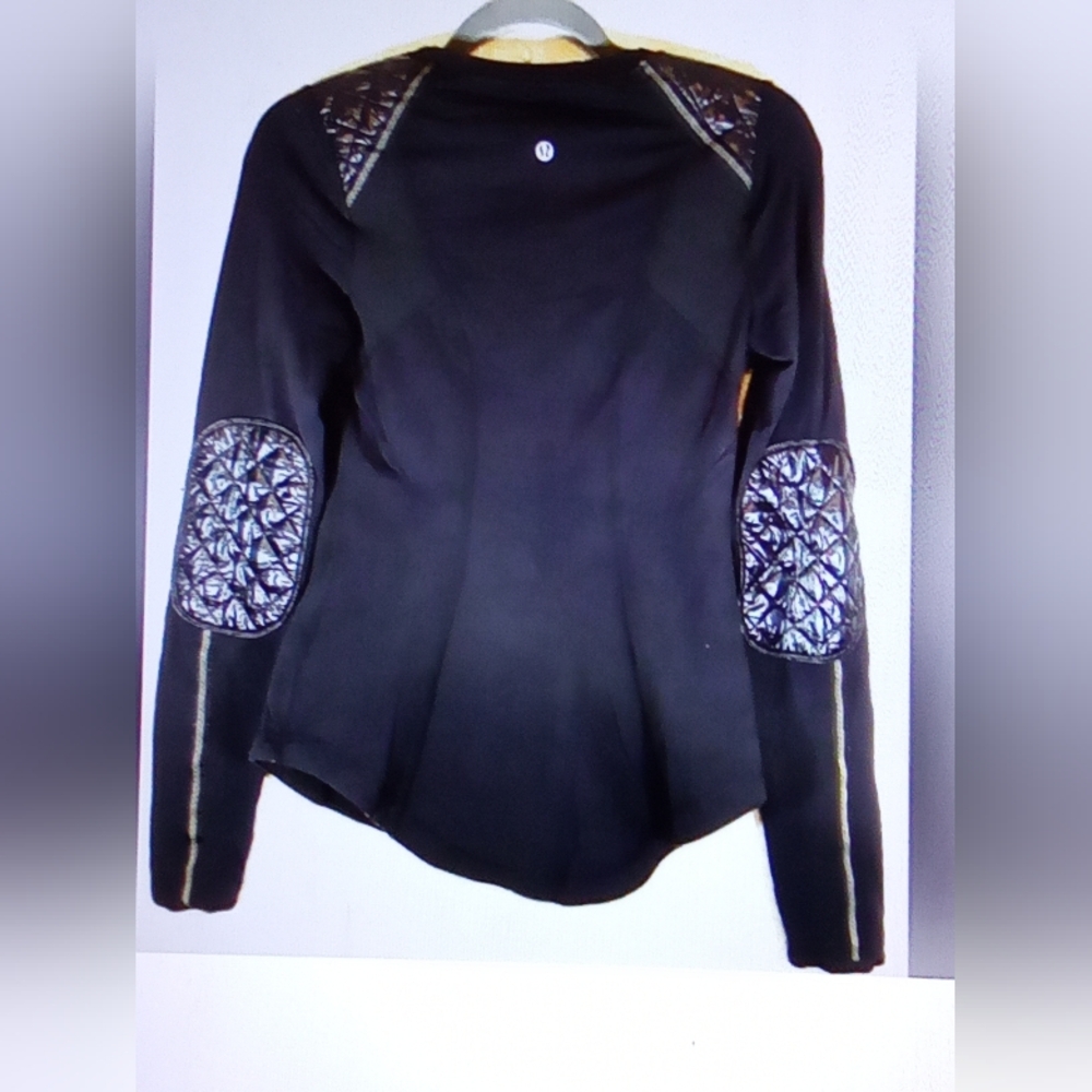 Lululemon black long sleeve top quilted shoulders Sz 4 (Г2)